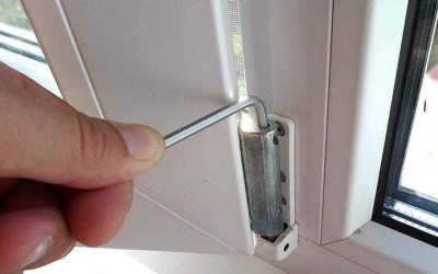 Самостоятельная регулировка провисшей створки